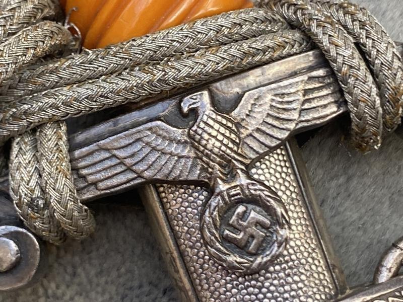 A RARE EARLY ARMY DAGGER WITH SLANT GRIP . PERSONALISED WITH ORIGINAL KNOT AND HANGERS. — image 4