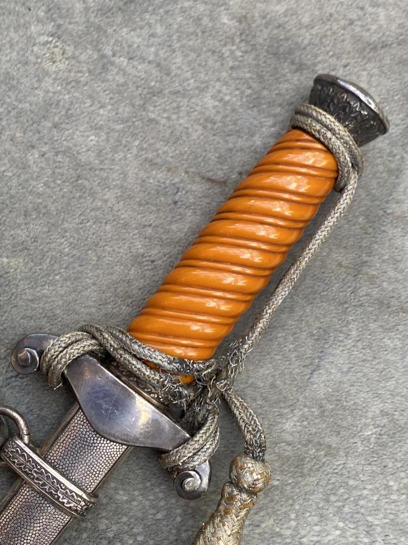 A RARE EARLY ARMY DAGGER WITH SLANT GRIP . PERSONALISED WITH ORIGINAL KNOT AND HANGERS. — image 5