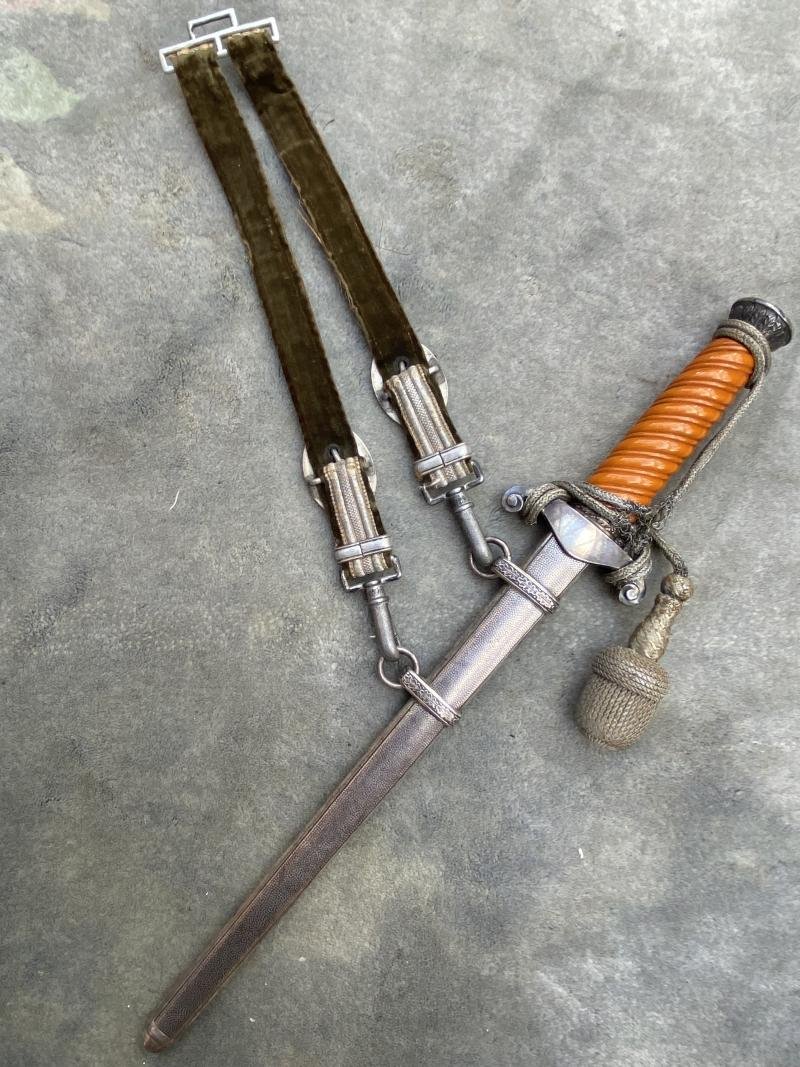 A RARE EARLY ARMY DAGGER WITH SLANT GRIP . PERSONALISED WITH ORIGINAL KNOT AND HANGERS. — image 6