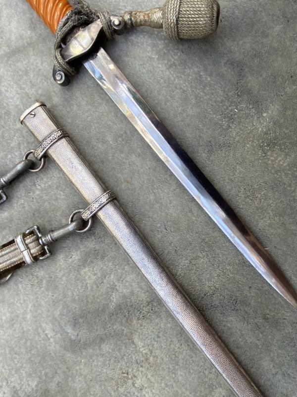 A RARE EARLY ARMY DAGGER WITH SLANT GRIP . PERSONALISED WITH ORIGINAL KNOT AND HANGERS. — image 7