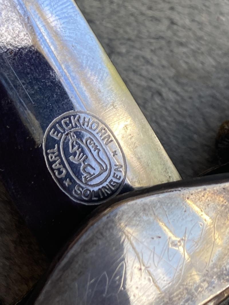 A RARE EARLY ARMY DAGGER WITH SLANT GRIP . PERSONALISED WITH ORIGINAL KNOT AND HANGERS. — image 8