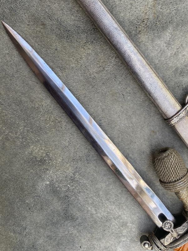 A RARE EARLY ARMY DAGGER WITH SLANT GRIP . PERSONALISED WITH ORIGINAL KNOT AND HANGERS. — image 9