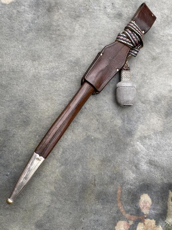 AN EXCELLENT 'RURAL' POLICE BAYONET, WITH FROG AND LARGE PORTAPEE. — image 3