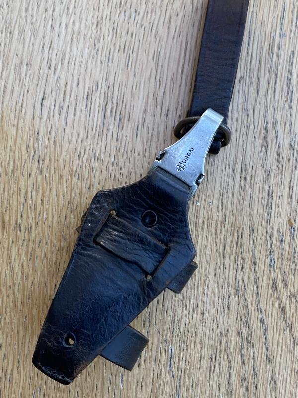 AN ORIGINAL- MARKED BLACK SS VERTICAL DAGGER HANGER. — image 4