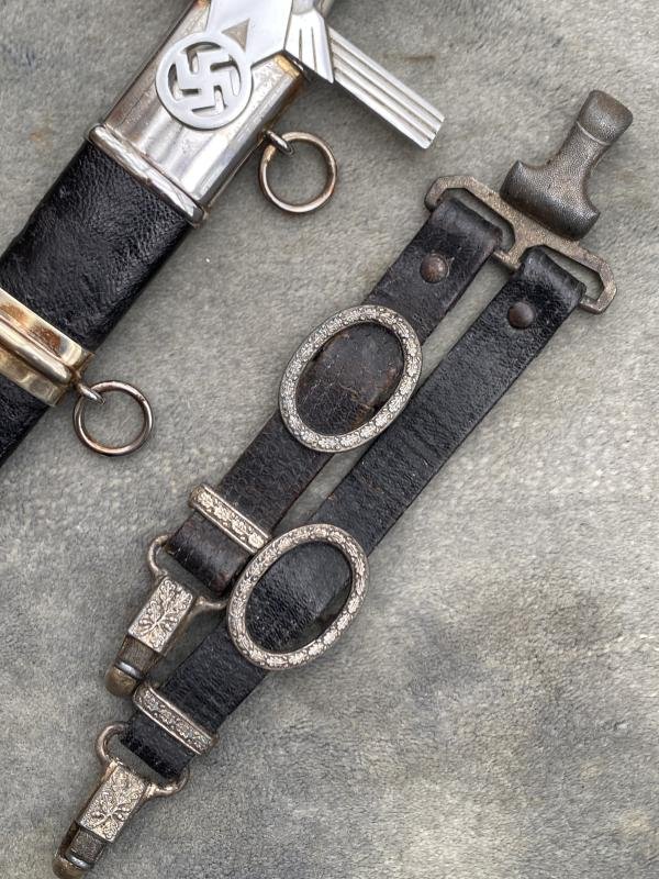 A BEAUTIFUL EXAMPLE OF A RLB 2nd Patt OFFICERS DAGGER WITH STRAPS. — image 4