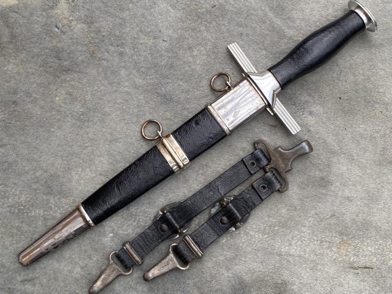 A BEAUTIFUL EXAMPLE OF A RLB 2nd Patt OFFICERS DAGGER WITH STRAPS. — image 5