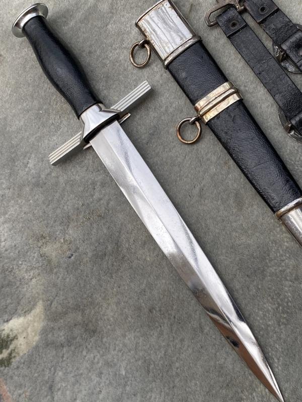 A BEAUTIFUL EXAMPLE OF A RLB 2nd Patt OFFICERS DAGGER WITH STRAPS. — image 6
