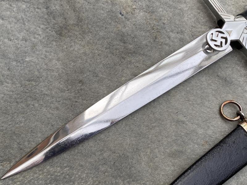 A BEAUTIFUL EXAMPLE OF A RLB 2nd Patt OFFICERS DAGGER WITH STRAPS. — image 8
