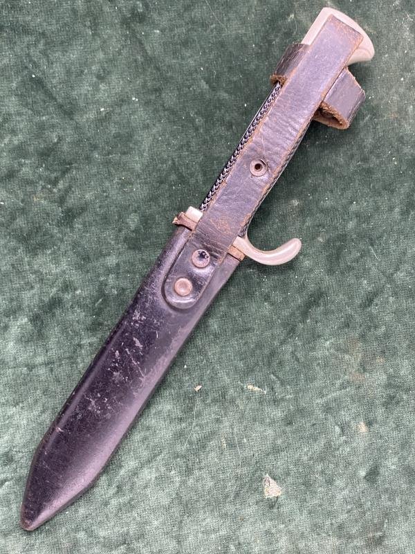 A FINE EXAMPLE OF A HITLER YOUTH KNIFE WITH FULL MOTTO BY EICKHORN. — image 5