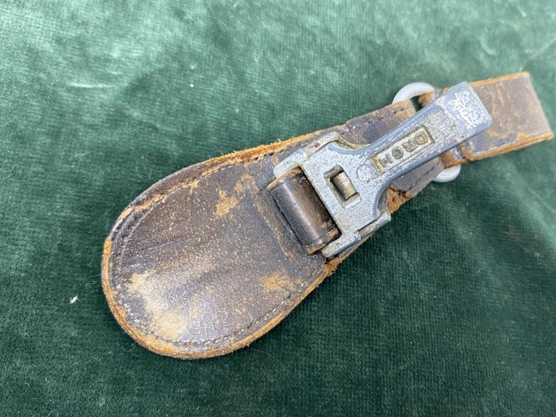 VERY RARE TEARDROP HANGER FOR LUFTWAFFE SWORD. — image 3