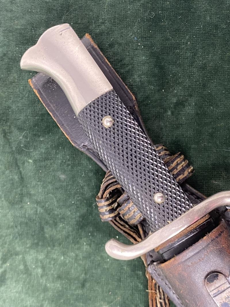 A LONG FIRE DRESS BAYONET COMPLETE WITH ORIGINAL FROG AND RARE PORTEPEE. — image 3