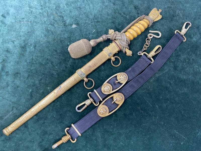 A WONDERFUL NAVY DAGGER BY WKC WITH ORANGE GRIP, HAMMERED SCABBARD, KNOT AND ORIGINAL HANGERS. — image 2