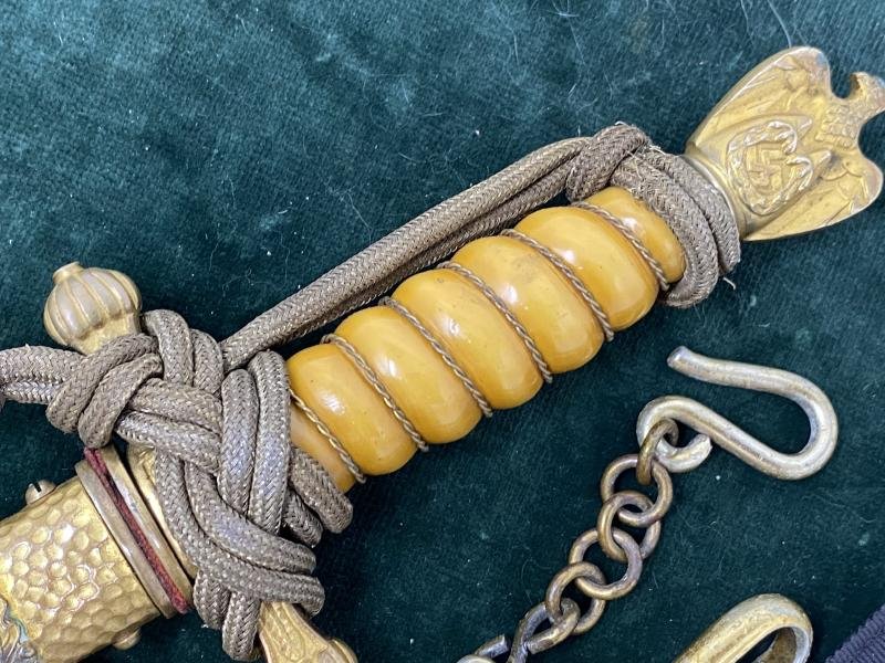 A WONDERFUL NAVY DAGGER BY WKC WITH ORANGE GRIP, HAMMERED SCABBARD, KNOT AND ORIGINAL HANGERS. — image 4