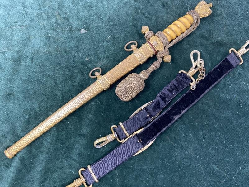 A WONDERFUL NAVY DAGGER BY WKC WITH ORANGE GRIP, HAMMERED SCABBARD, KNOT AND ORIGINAL HANGERS. — image 5