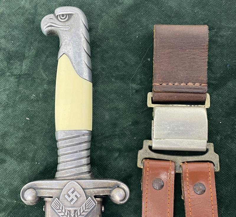 A NEAR PERFECT RAD OFFICERS DAGGER WITH VERY RARE MAKER AND WITH COMPLETE MINT HANGERS INCLUDING THE TOP CLIP!!. — image 3