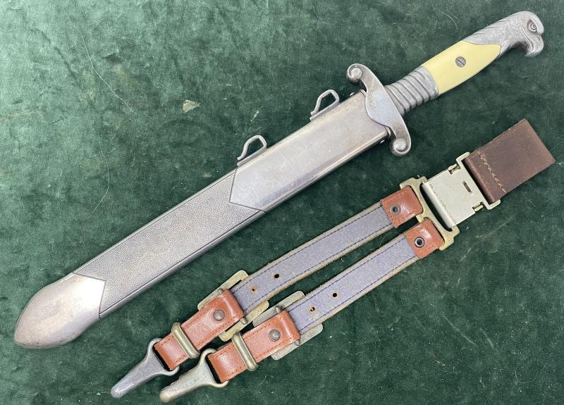A NEAR PERFECT RAD OFFICERS DAGGER WITH VERY RARE MAKER AND WITH COMPLETE MINT HANGERS INCLUDING THE TOP CLIP!!. — image 4