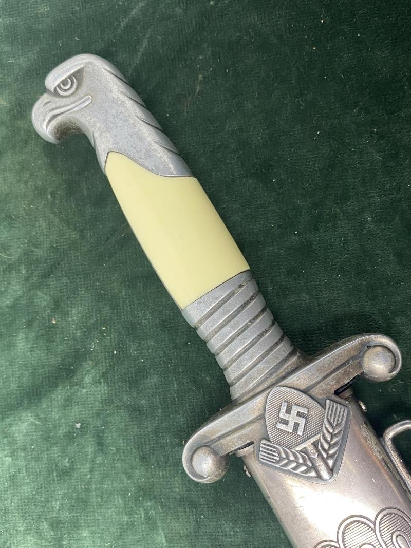 A NEAR PERFECT RAD OFFICERS DAGGER WITH VERY RARE MAKER AND WITH COMPLETE MINT HANGERS INCLUDING THE TOP CLIP!!. — image 7