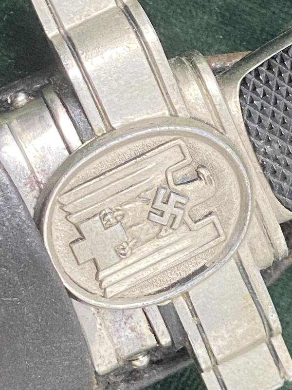 RED CROSS MANS SAW-BACK HEWER WITH FROG. — image 4