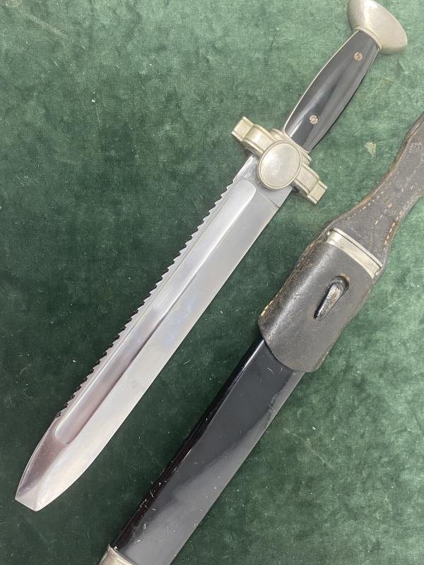 RED CROSS MANS SAW-BACK HEWER WITH FROG. — image 8