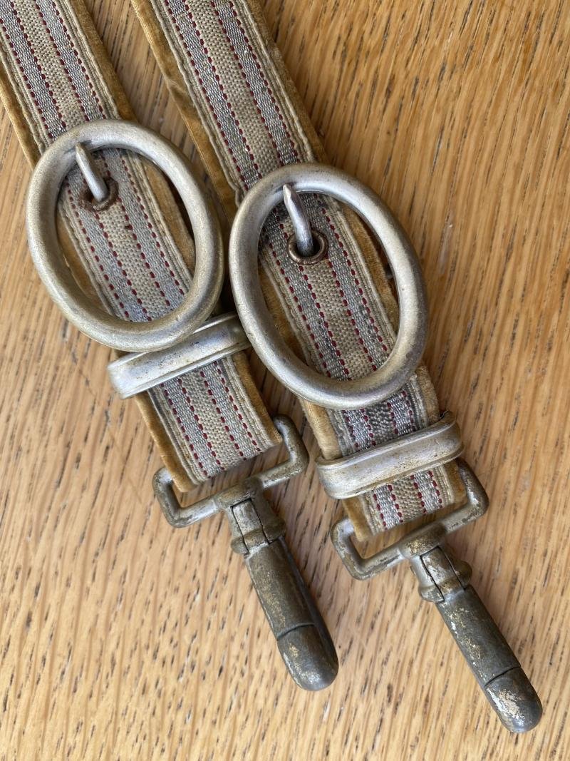 A SUPERB SET OF RED CROSS OFFICERS DAGGER HANGERS. — image 3