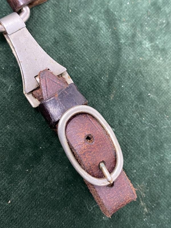 EARLY SA BROWN LEATHER TRIPLE DAGGER HANGER. — image 3