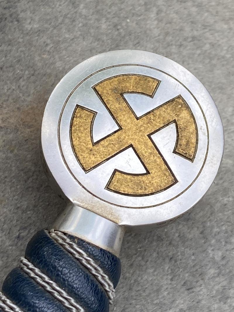 AN ALUMINIUM LUFTWAFFE SWORD IN Nr MINT CONDITION WITH UNUSUAL HANGER. — image 5