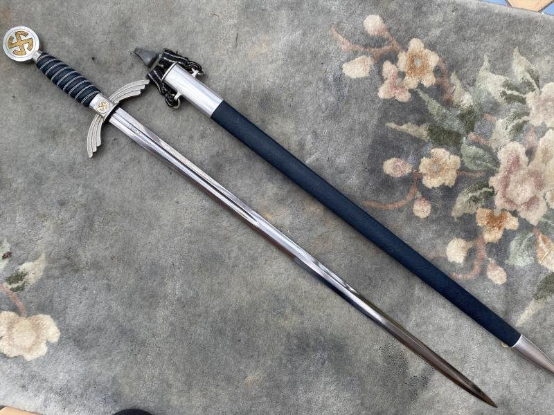 AN ALUMINIUM LUFTWAFFE SWORD IN Nr MINT CONDITION WITH UNUSUAL HANGER. — image 7